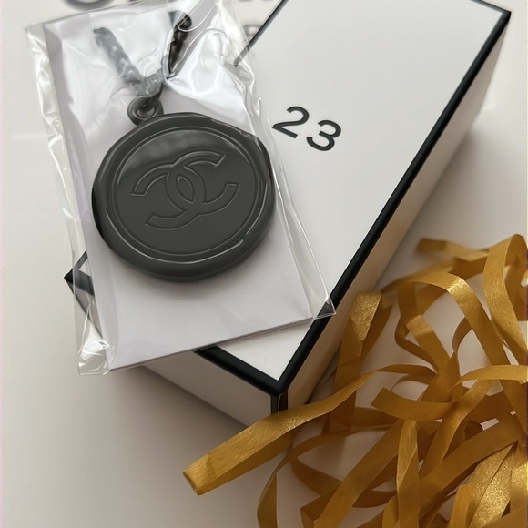 CHANEL bag charm or keychain - from the Advent Calender (Box 23) - Picture 4 of 4